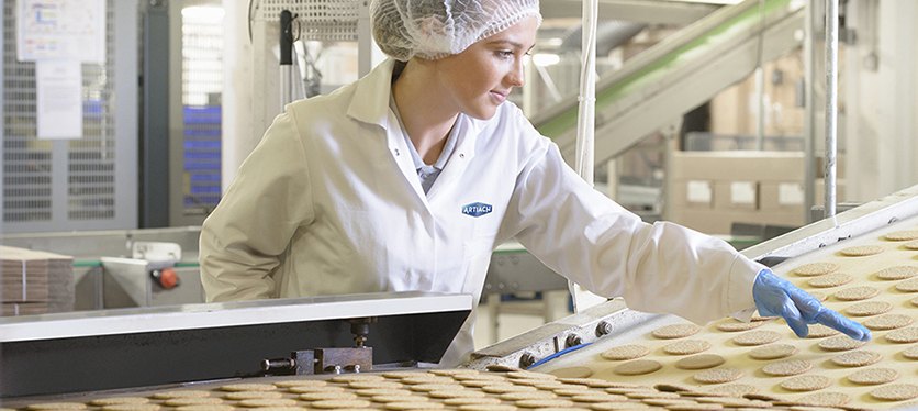 Photograph of a professional at the Orozco factory of Artiach